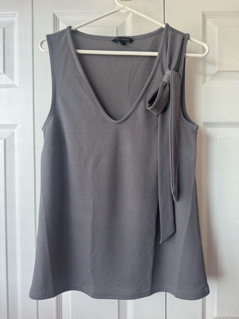 Banana Republic V-Neck Side-Tie Bow Sleeveless Tank Top Gray XS